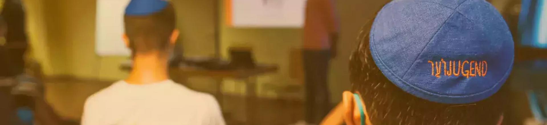 Junge mit ZWST Kippa